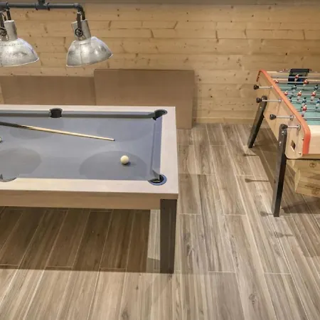 Mit Geraumigem Wohnzimmer / 5 Schlafzimmern *